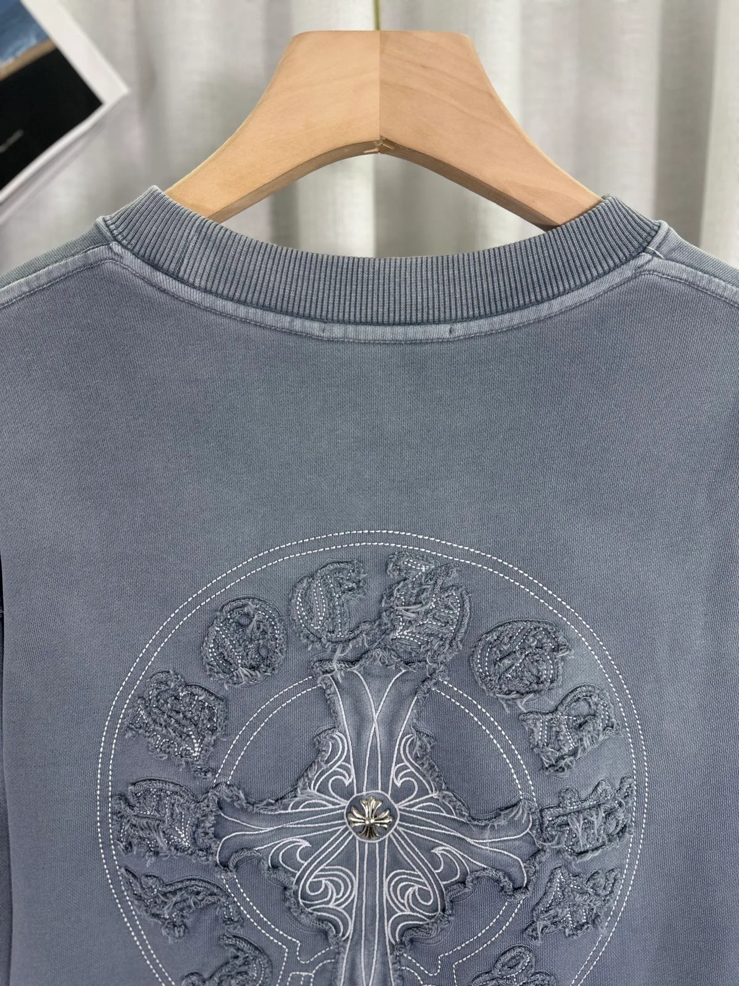 P280 top version, real shot without P, ​​different from market currency) 𝗖𝗵𝗿𝗼𝗺𝗲 𝗛𝗲𝗮𝗿𝘁𝘀/Cro Heart 2025 washed patch embroidery autumn and winter new original single counter American laser burnt 3D three-dimensional color embroidery couple casual sweatshirt 👑The highest version! Customized fabric 500g tripe terry fabric! American acid-washed and distressed original fabric laser burnt ✟appliqué embroidery and exquisite embroidery of letters! The best-selling model in the counter, very comfortable to wear. Accessories: original molded and authenticated collar label➕100% silk wash label. Genuine purchase-grade original hangtag➕matching hanging rope➕3D hanging beads➕original packaging bag. Craftsmanship: The original version has consistent wiring! The highest version of the armhole matching technique! Color: Blue Black Size: S M L XL Style No.: 1033
